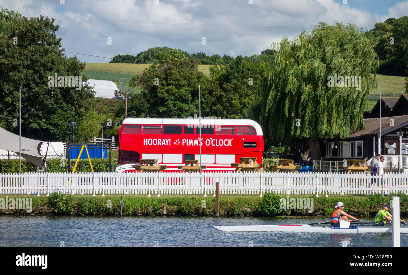 Pimm's O'Clock Red London Bus à Henley on Thames pour Henley Royal Regatta 2019 Banque D'Images