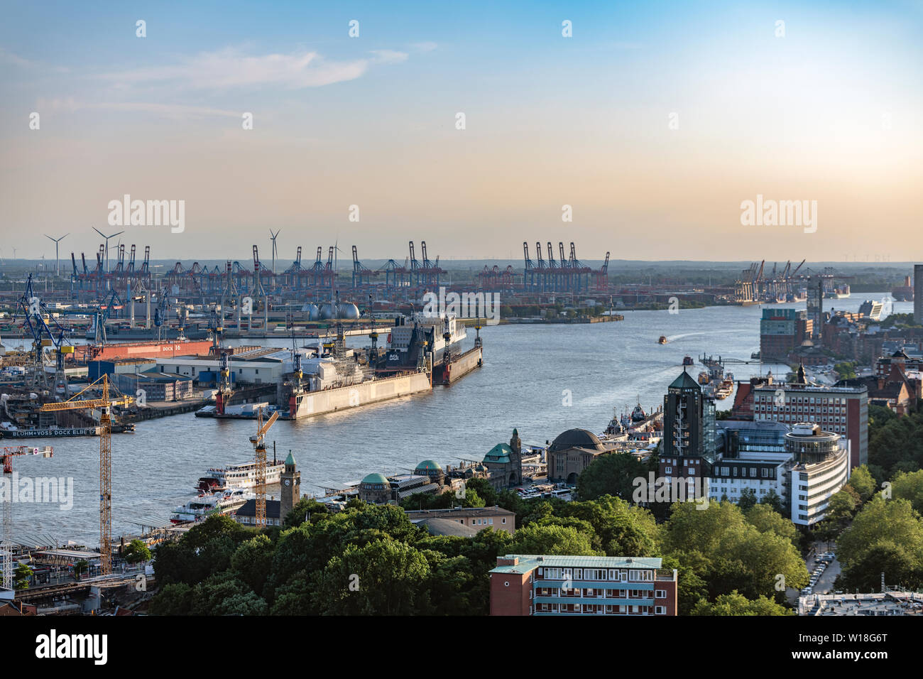 Blick aus der Höhe auf die Elbe mit den St Pauli Landungsbrücken, Blohm und Voss, Tollerort Banque D'Images