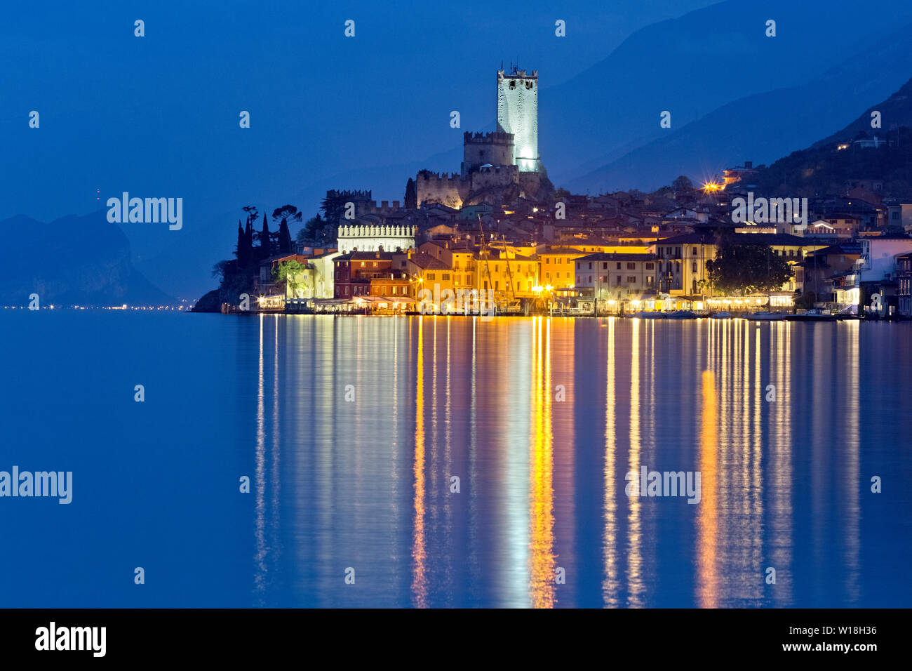 Le château Scaligero et la pittoresque ville de Malcesine, sur le lac de Garde. Province de Vérone, Vénétie, Italie, Europe. Banque D'Images