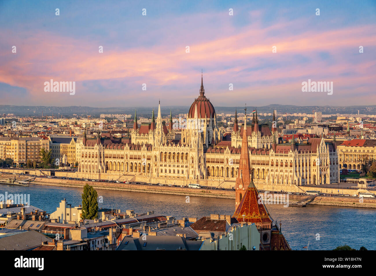 Vue aérienne de parlement de Budapest et le Danube au coucher du soleil, la Hongrie Banque D'Images
