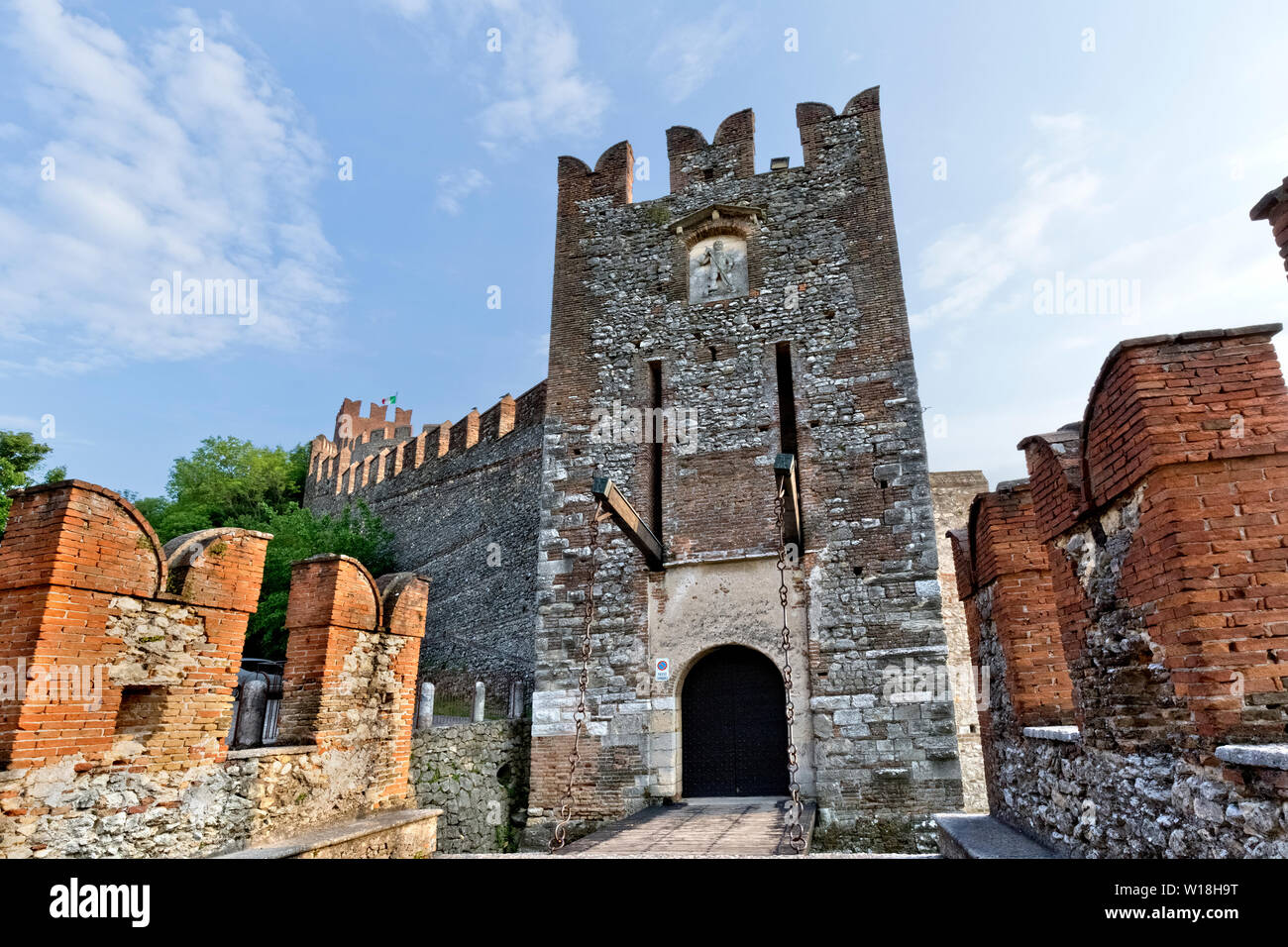 Le San Giorgio gate avec le pont-levis est l'entrée du vieux château de Soave. Province de Vérone, Vénétie, Italie, Europe. Banque D'Images
