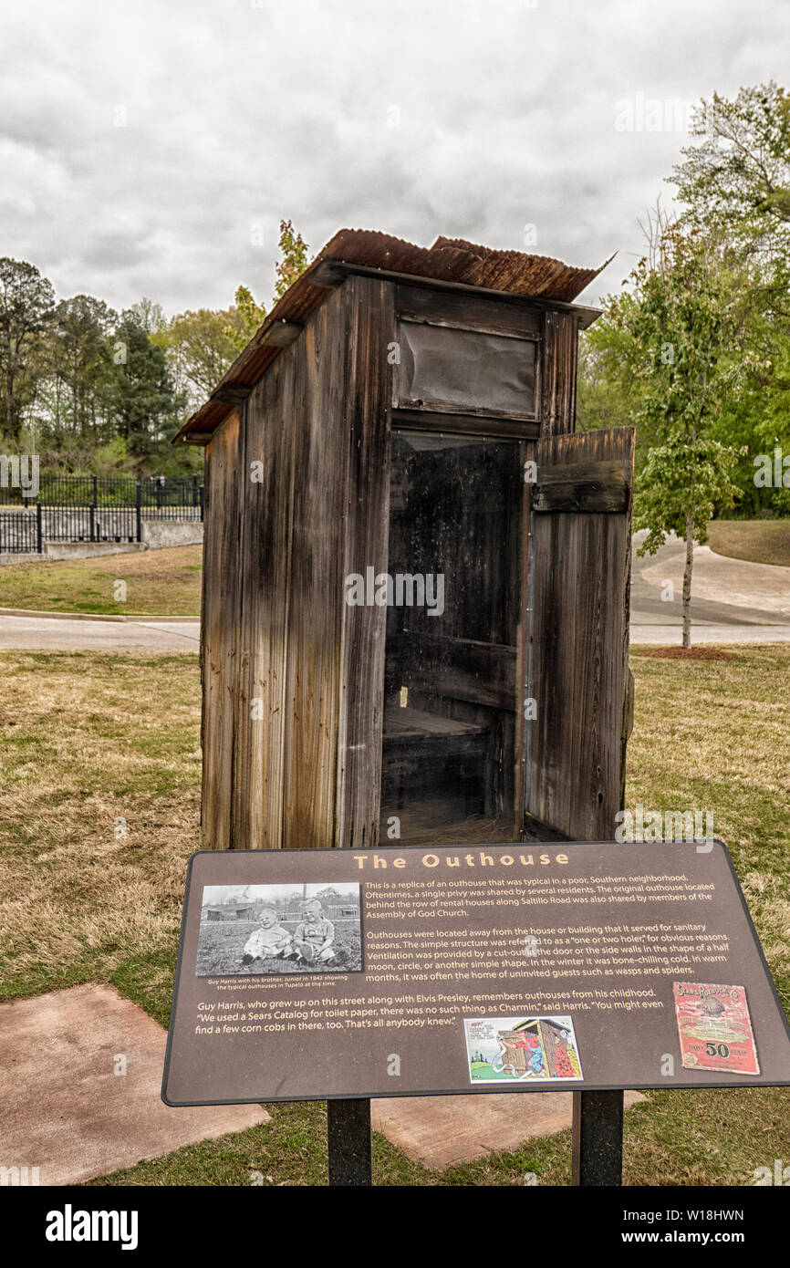 La famille d'Elvis Presley outhouse, enregistrés pour la postérité par musée de Tupelo, Mississippi, USA Banque D'Images