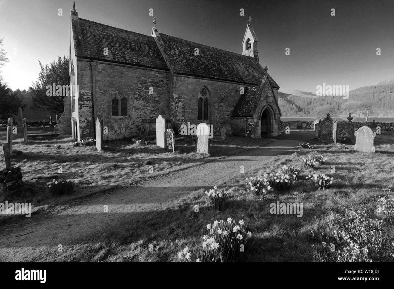 L'aube, St Begas église sur la rive du lac Bassenthwaite, Parc National de Lake district, comté de Cumbria, Angleterre, Royaume-Uni Banque D'Images