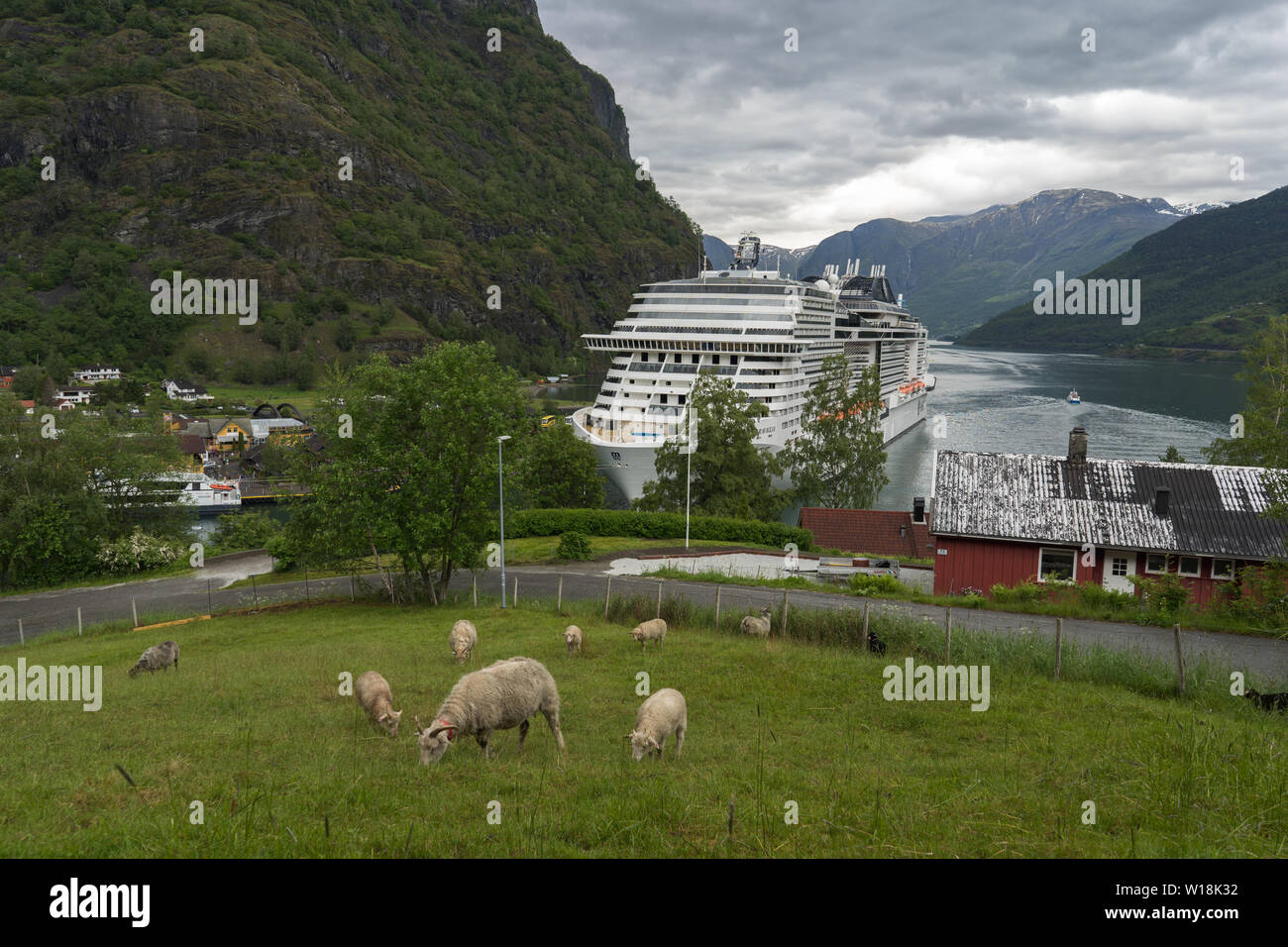 Flåm ou Flam, village de destination touristique Aurland en Norvège, la zone protégée par l'UNESCO. Vue sur le fjord et de croisière stationné au port de flam. Banque D'Images Flåm ou Flam, village de destination touristique Aurland en Norvège, la zone protégée par l'UNESCO. Vue sur le fjord et de croisière stationné au port de flam. Banque D'Images