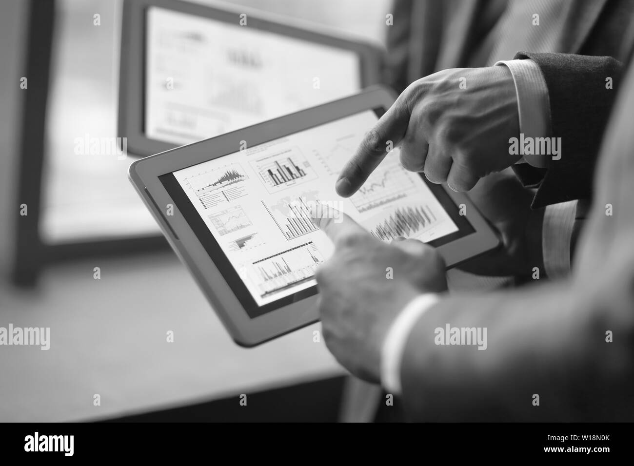 Close up.deux hommes d'examiner les données financières à l'aide d'une tablette numérique. Banque D'Images