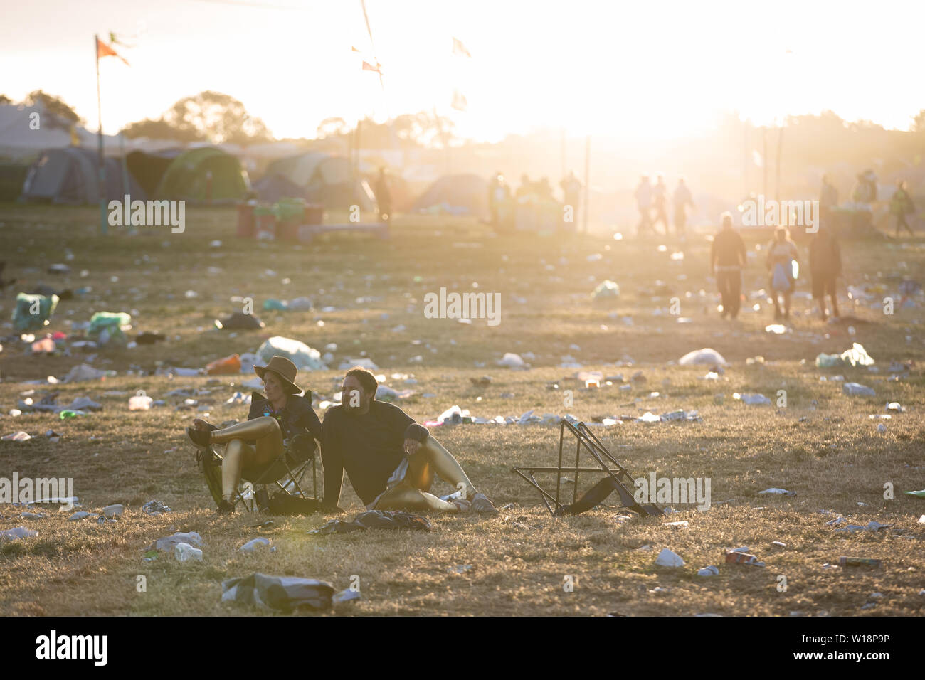 Festivaliers quittent le camp comme nettoyer commence au festival de Glastonbury à la ferme digne dans le Somerset. Banque D'Images