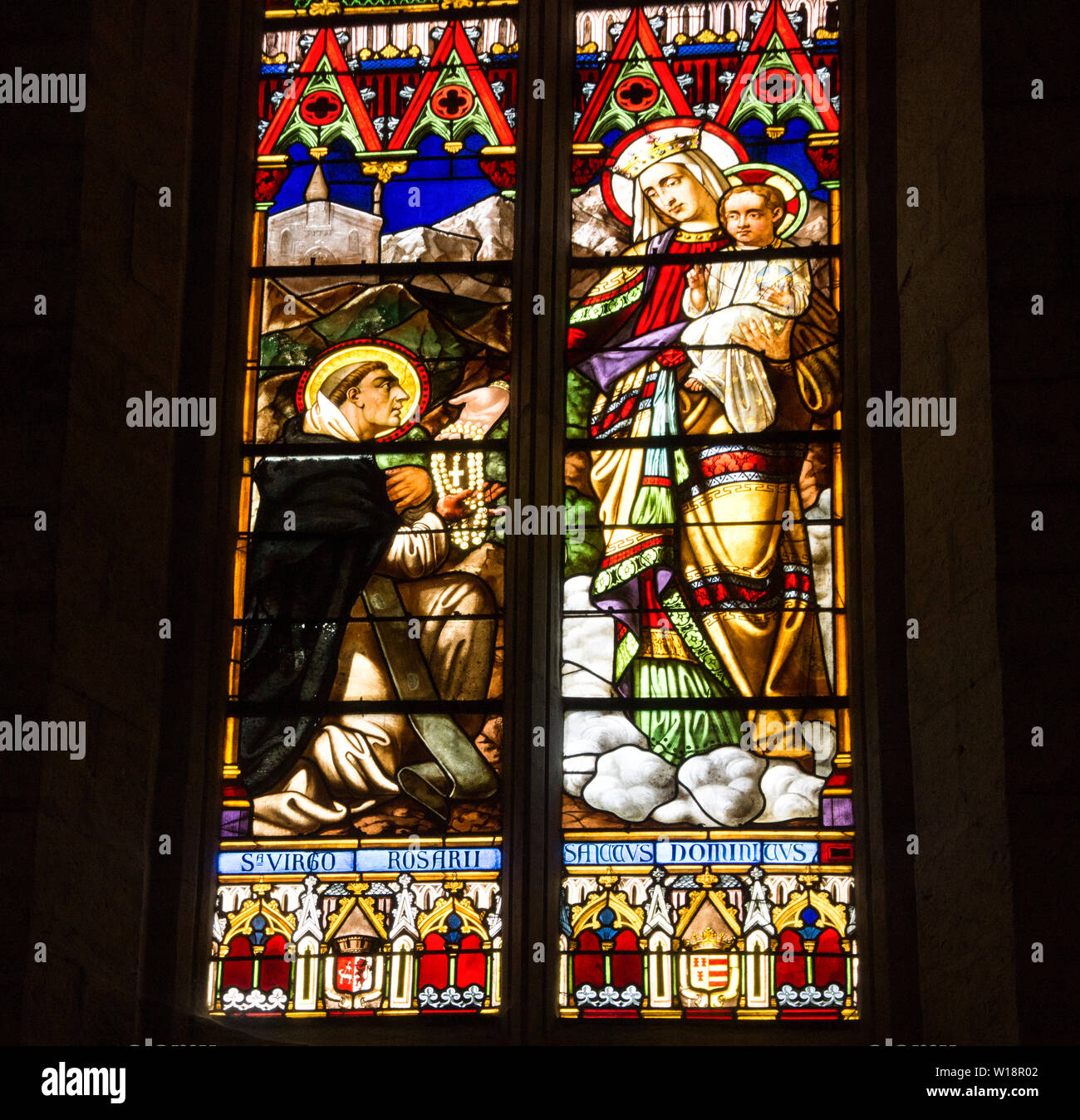 La France. Département Gers. Le Romeiu village. En vue d'autour de la 14ème c.collégiale de St.Pierre.vitraux dans l'église. Banque D'Images