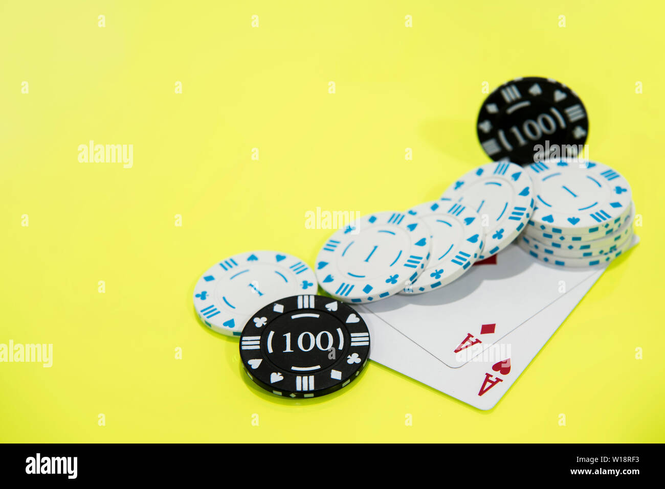 Cartes et puces sur casino table vert et jaune. Résumé Les jeux de casino photo. Banque D'Images