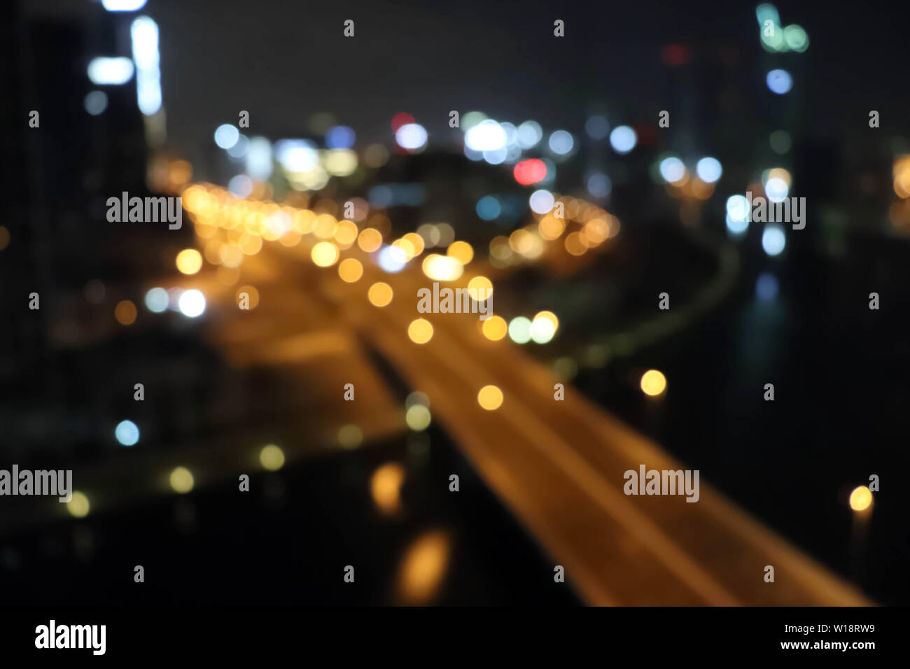 Les lumières de la ville floues bokeh flou. Arrière-plan flou flou de la  ville. Black city scape arrière-plan Photo Stock - Alamy
