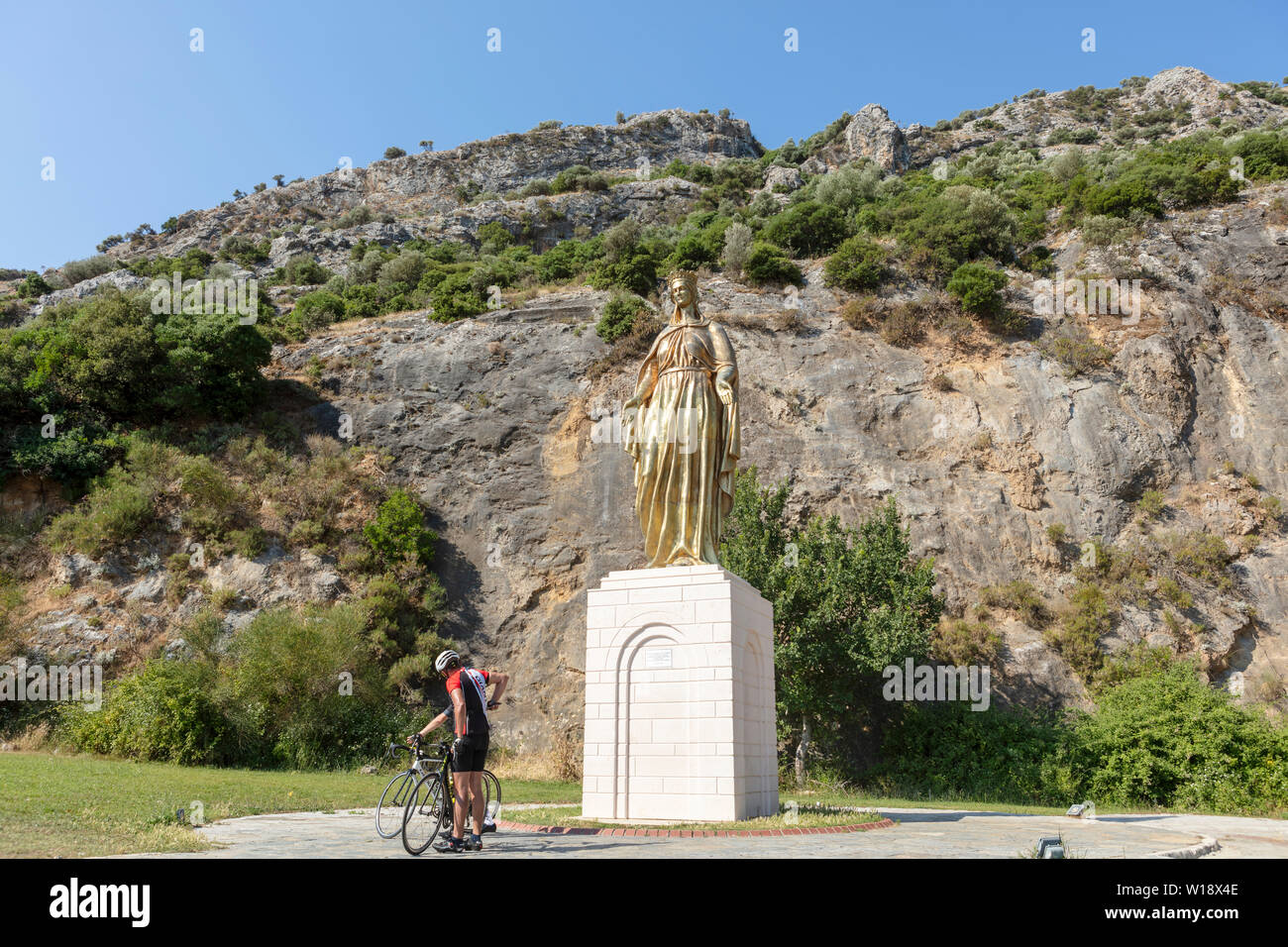 La gigantesque statue en bronze de la Vierge Marie près d'Éphèse à Izmir Province de la Turquie. Banque D'Images