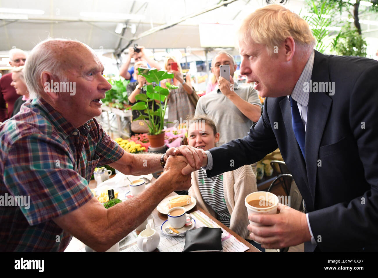 La direction du parti conservateur Boris Johnson répond aux personnes aspirant au cours d'une visite au Centre Jardin Polhill près de Halstead dans le Kent. Banque D'Images