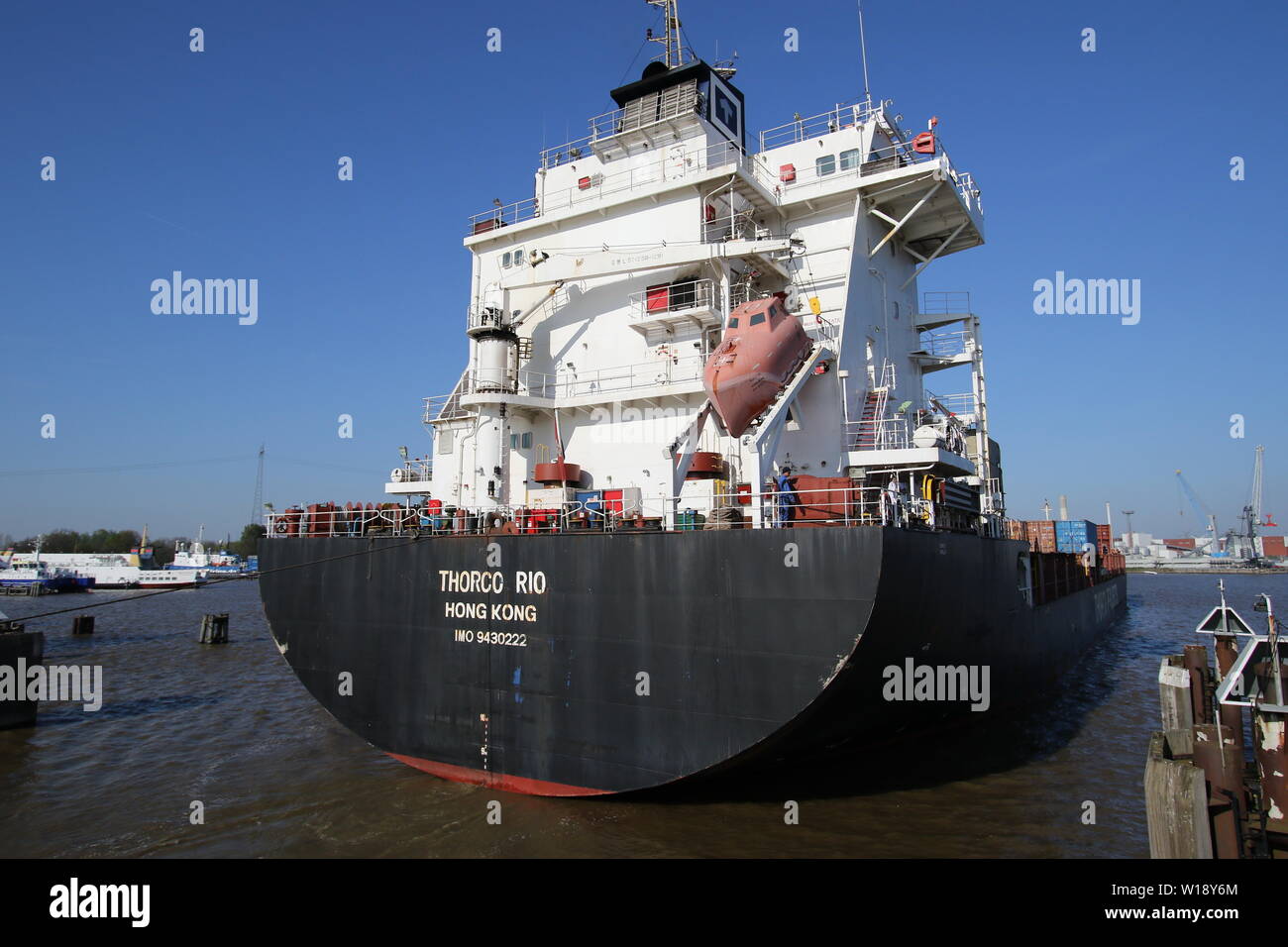 Le cargo Thorco Rio atteint le port d'Emden le 20 avril 2019. Banque D'Images