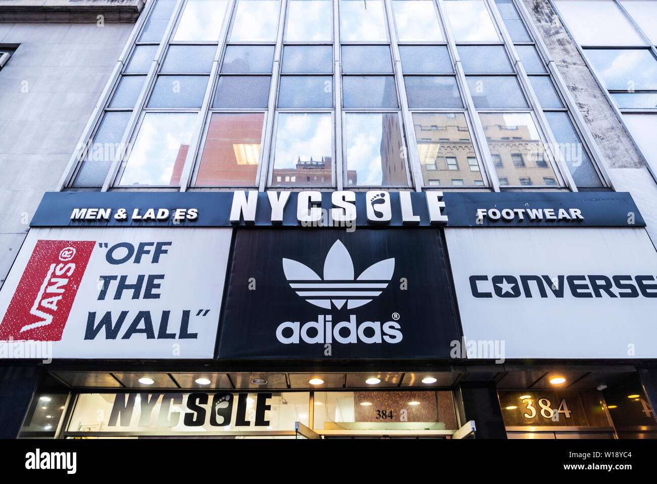 Nyc vans store Banque de photographies et d images haute