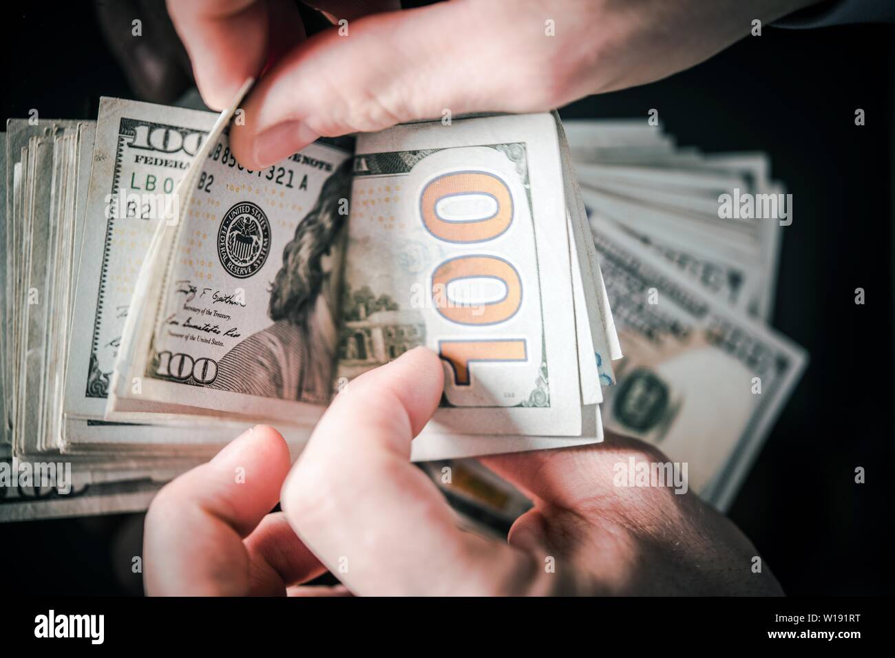 Salaire journalier de l'argent comptant. Homme d'affaires de dollars US dans les mains. Banque D'Images