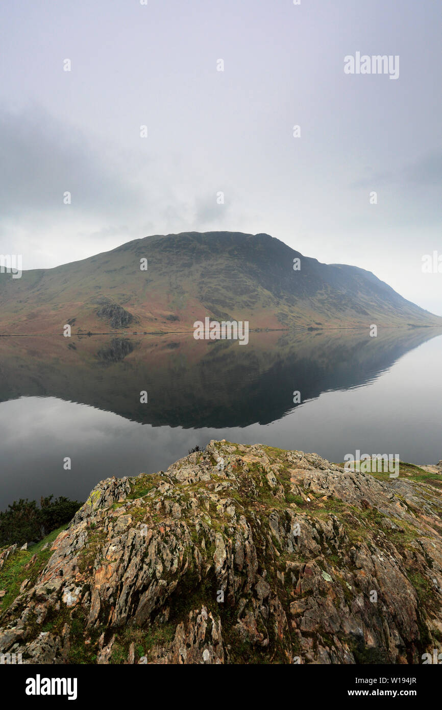 Mist sur Crummock Water, Parc National de Lake District, Cumbria, England, UK Banque D'Images