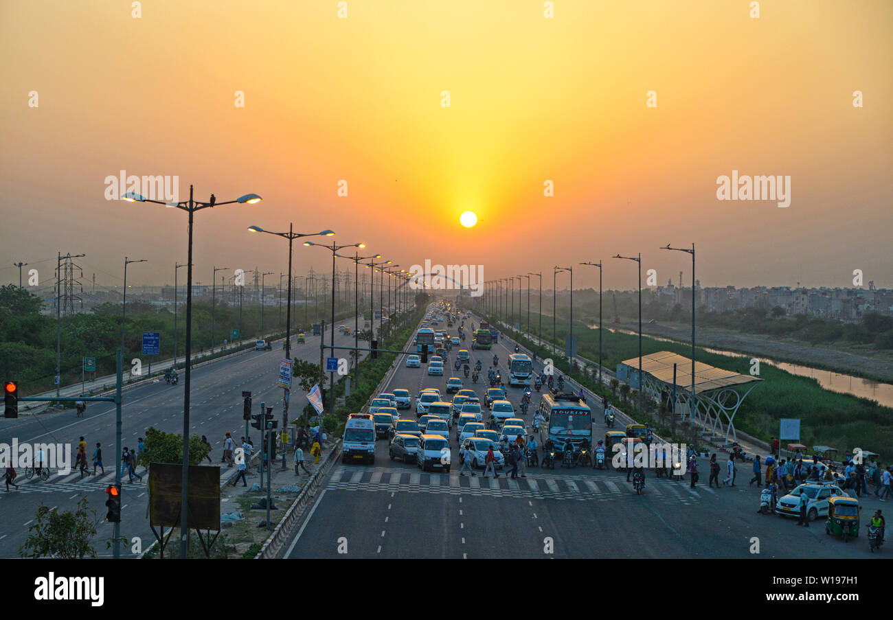 Coucher du soleil avec la circulation sur l'autoroute à New Delhi, Inde Banque D'Images