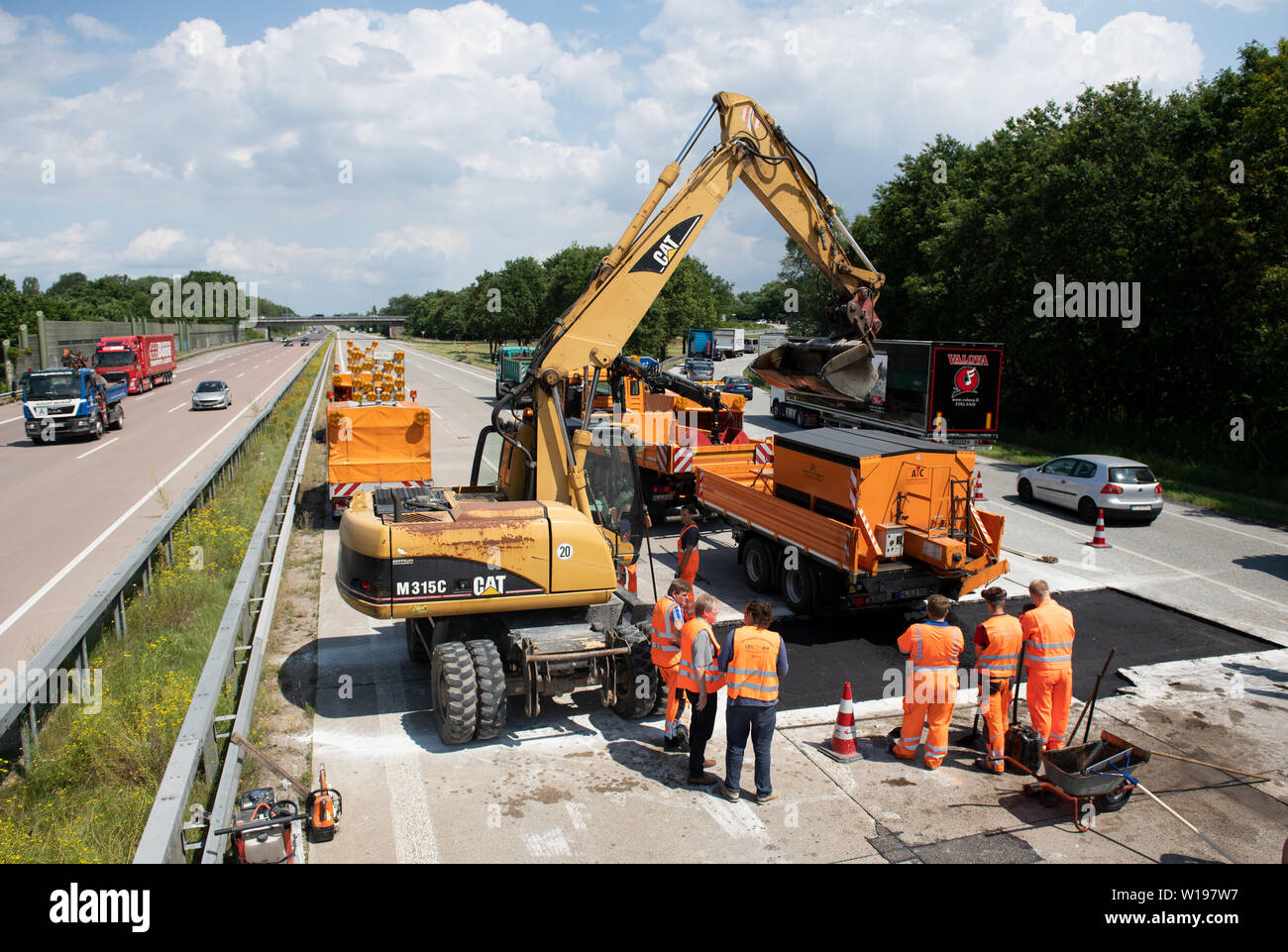 Schleswig Holstein, Allemagne. 1er juillet 2019. L'asphalte des travaux seront effectués sur la voie de l'autoroute à la hauteur de Lübeck. Le lundi matin, l'A1 a été complètement fermé au nord en raison de dommages causés par la chaleur. La fermeture entre les jonctions Lübeck-Zentrum Lübeck-Moisling et doit être maintenue pendant une journée afin que l'asphalte sèche. Dpa : Crédit photo alliance/Alamy Live News Banque D'Images