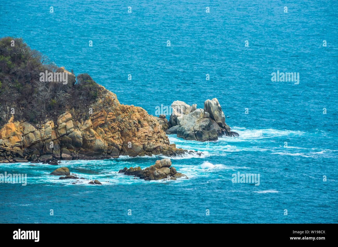 Avec la mer bleu rivage rocheux à après-midi ensoleillé, Acapulco, Mexique. Banque D'Images