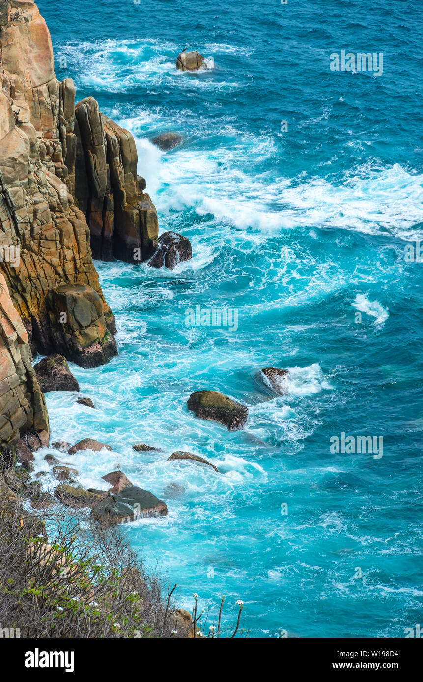 Avec la mer bleu rivage rocheux à après-midi ensoleillé, Acapulco, Mexique. Banque D'Images