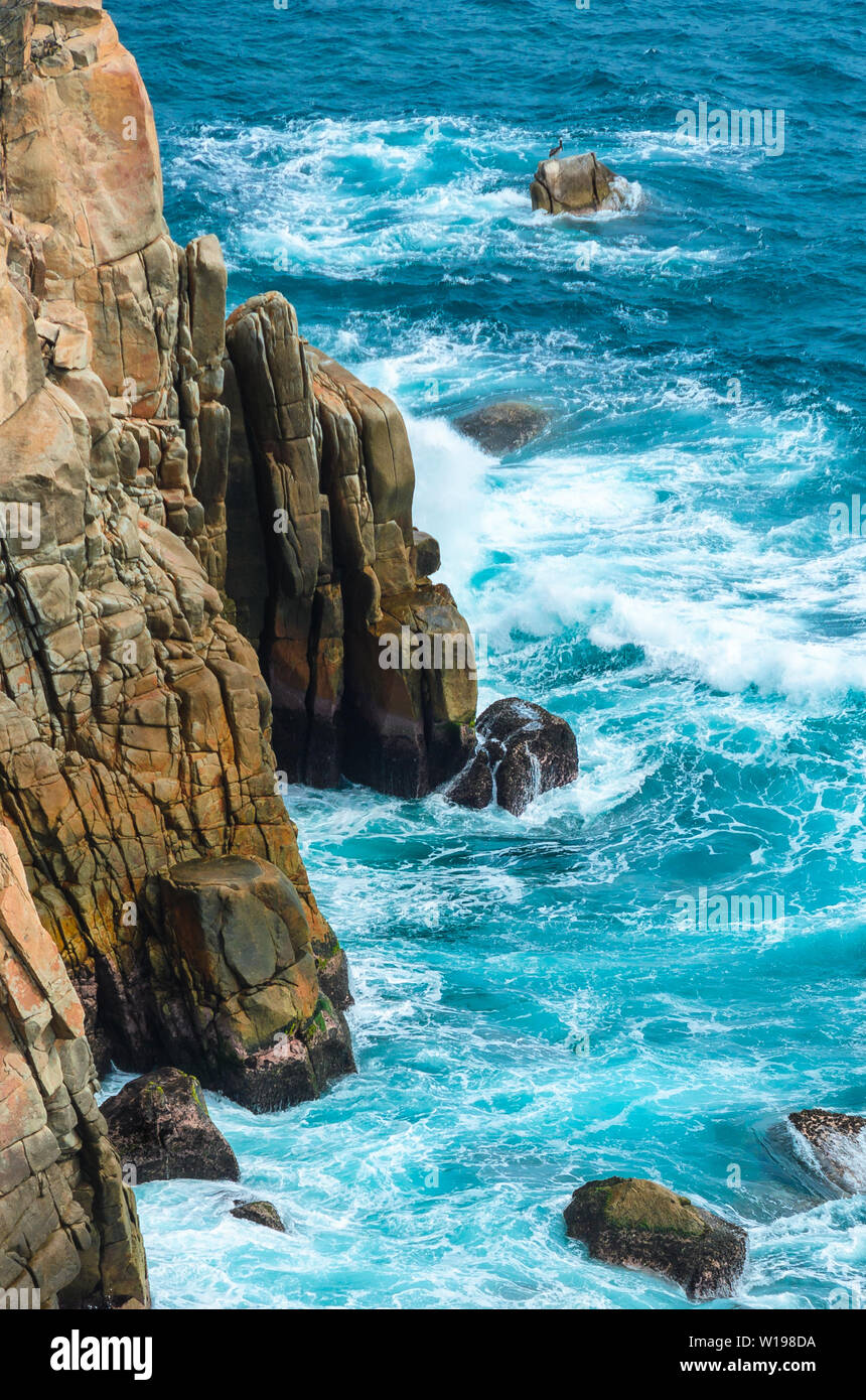 Avec la mer bleu rivage rocheux à après-midi ensoleillé, Acapulco, Mexique. Banque D'Images