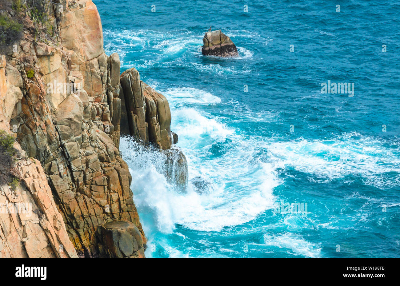 Avec la mer bleu rivage rocheux à après-midi ensoleillé, Acapulco, Mexique. Banque D'Images