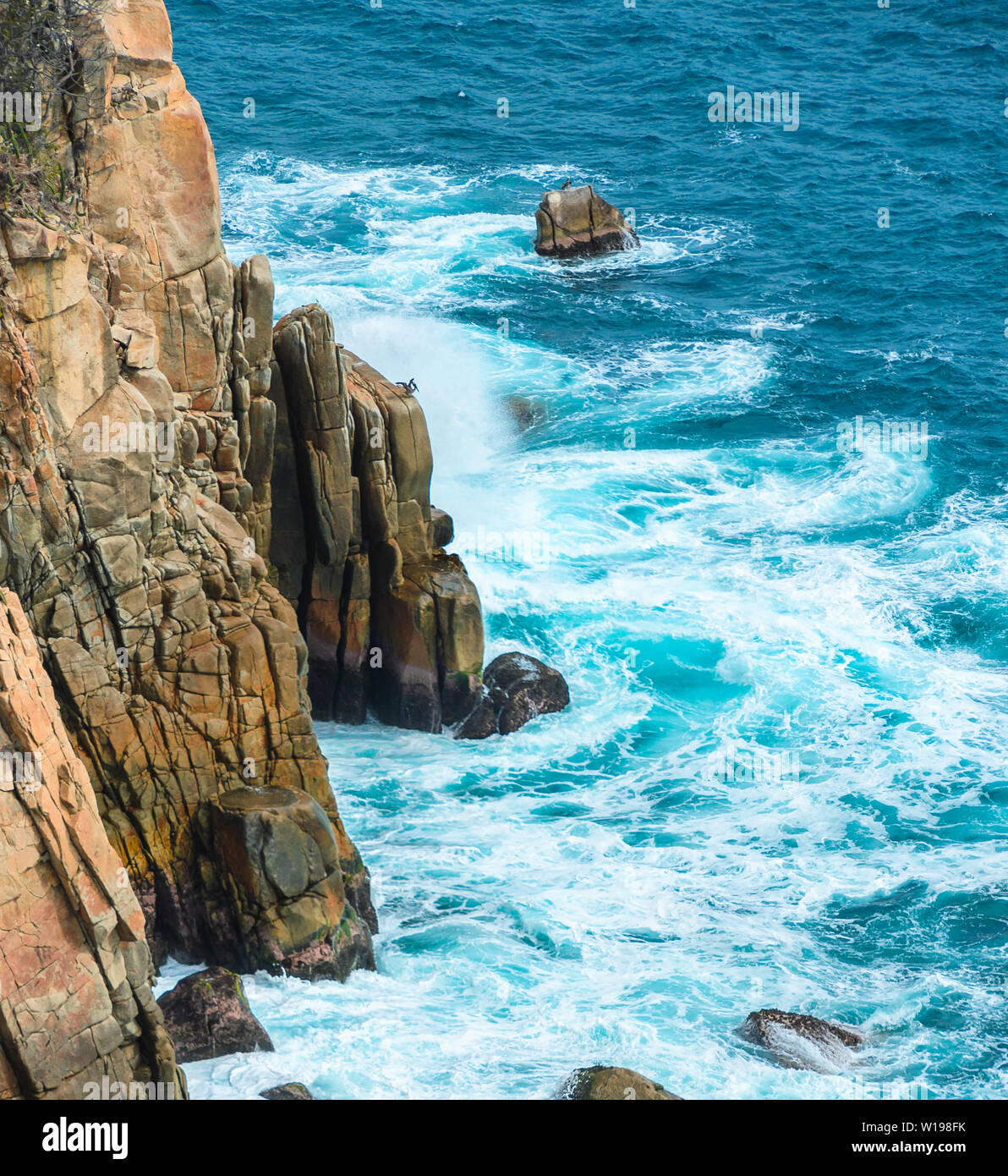 Avec la mer bleu rivage rocheux à après-midi ensoleillé, Acapulco, Mexique. Banque D'Images