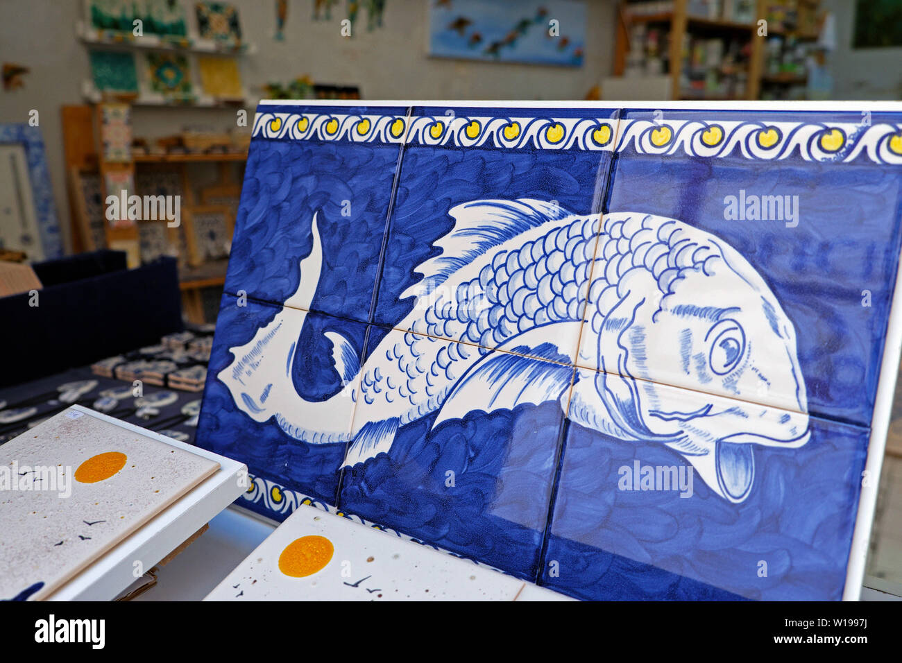 Peint à la main en céramique bleu poisson artisan azulejos carreaux d'art exposées dans un studio d'artistes vitrine dans Lisbonne Portugal Europe KATHY DEWITT Banque D'Images