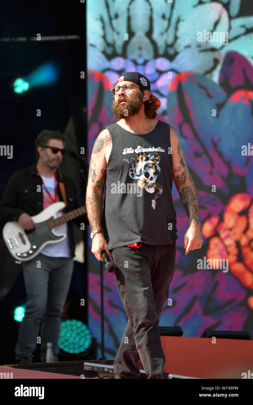 Ottawa, Canada - 30 juin 2019 : Simon Ward, de l'Strumbellas, répète pour la célébration de la fête du Canada sur la Colline du Parlement du rendement prévue pour le jour suivant. Les répétitions sont ouvertes au public. Darryl James à la basse est à l'arrière-plan. Banque D'Images