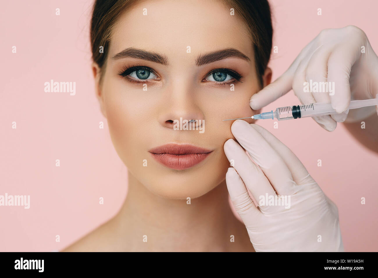 La beauté des injections dans beau visage. lissage des rides près des lèvres, biorevitalization sur Rose Banque D'Images