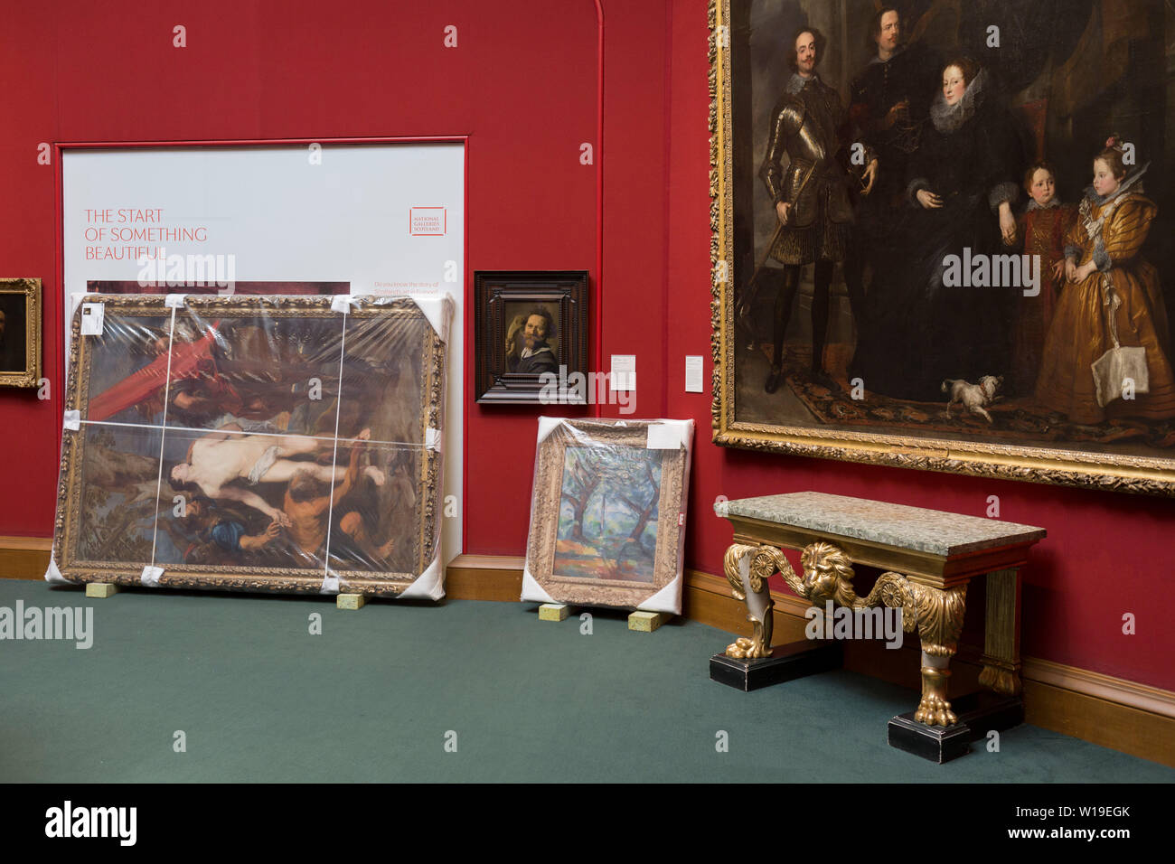 Attendent peintures suspendues dans les Scottish National Gallery sur le monticule à Édimbourg, le 25 juin 2019, à Édimbourg, en Écosse. La Scottish National Gallery affiche certains des plus grand art dans le monde, y compris les chefs d'œuvre de Botticelli, Raphaël, Titien, Rembrandt, Vermeer, Constable, Turner, Monet, Van Gogh et Gauguin, parmi beaucoup d'autres. Banque D'Images