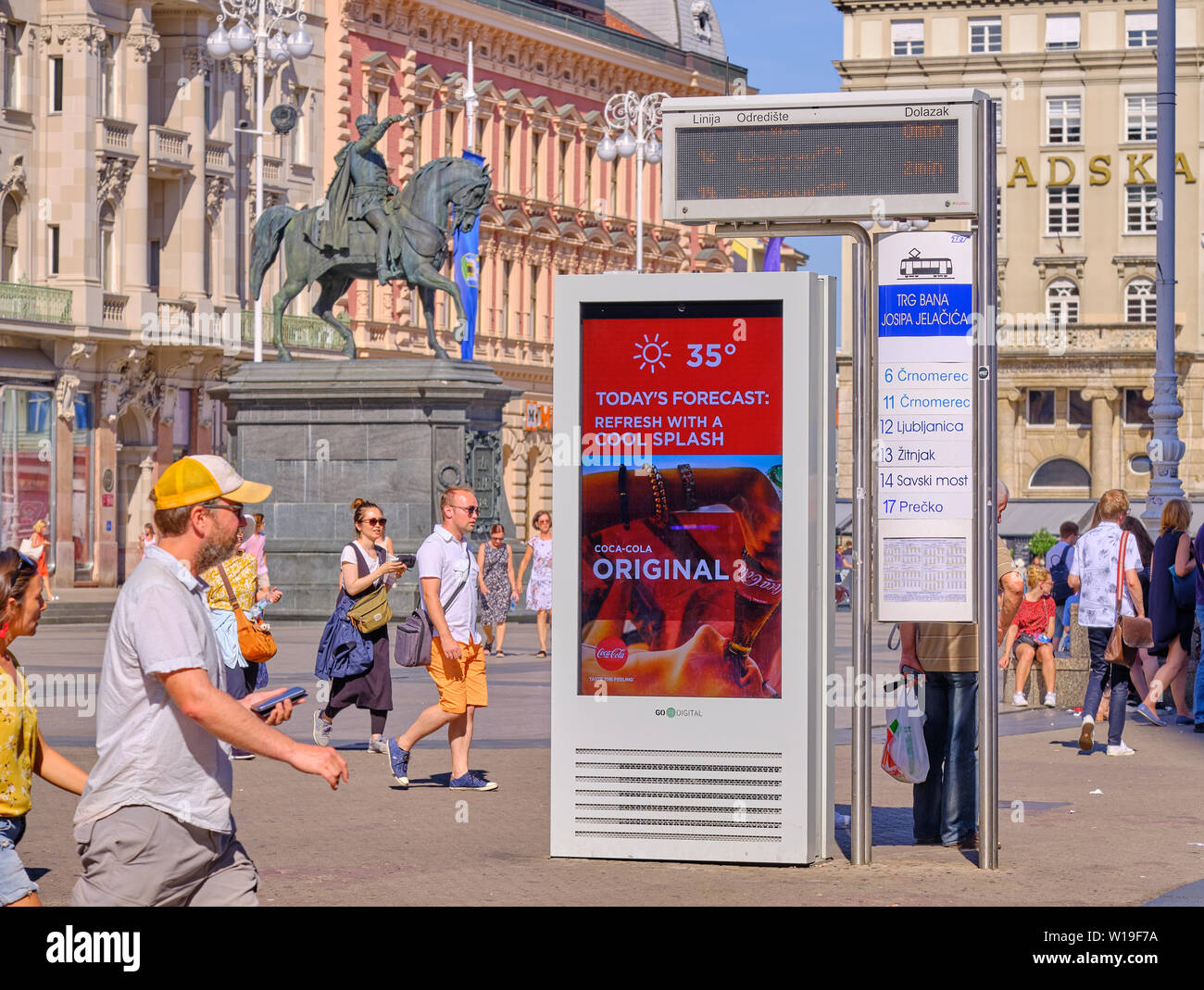 Zagreb, Croatie, Juillet 1,2019. Babillard électronique avec Coca Cola annonce montrant la température à 35 degrés Celsius en place principale de la ville Banque D'Images