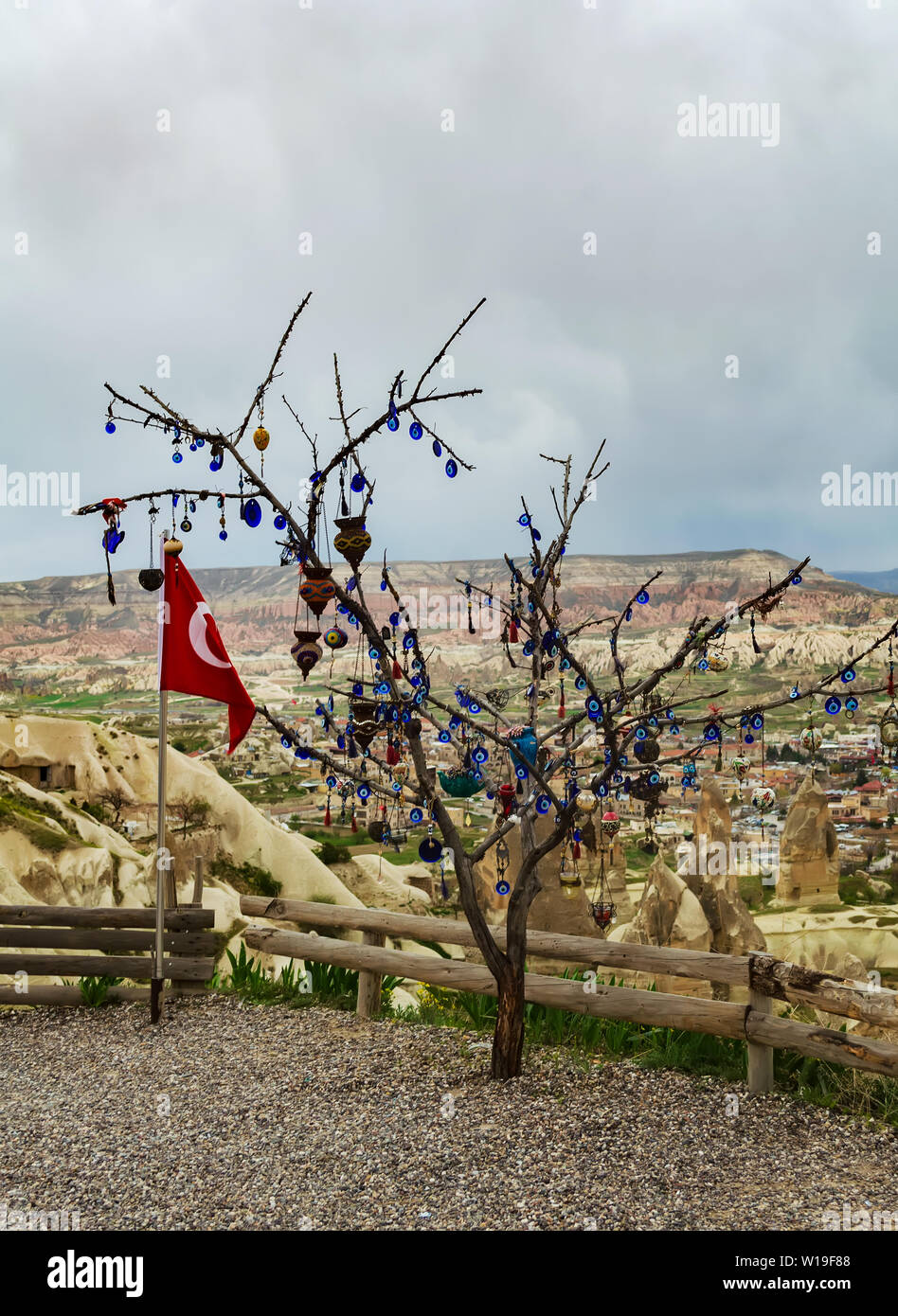 Drapeau turc à côté de l'arbre des désirs sur une plate-forme d'observation dans Istanbul, Cappadoce Banque D'Images