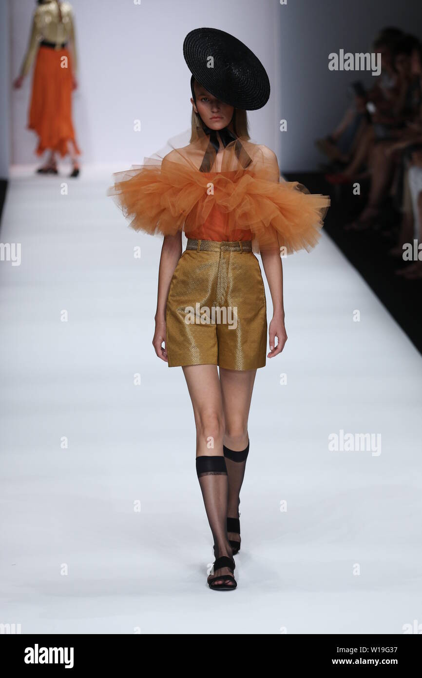 Danny Reinke les collections à la Mercedes-Benz Fashion Week (MBFW) Printemps / Été 2020 à Berlin eWerk à Berlin-Mitte. Le label a été fondé en 2014 par Danny Reinke et Julien Kelch. Quelle est la particularité de l'étiquette sont les jardins, des formes individuelles avec des embellissements détaillées grâce à la broderie de perles et des structures, ainsi que le traitement non conventionnelles de textures.La photo montre les modèles avec la collection de Danny Reinke. Banque D'Images