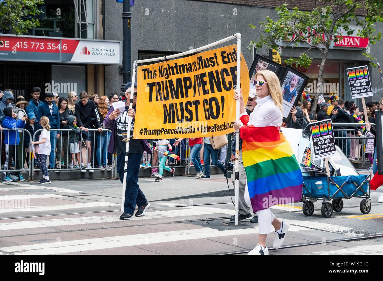 Le 30 juin 2019 San Francisco / CA / USA - Les participants à la 2019 San Francisco Pride Parade portant un panneau avec un message politique affirmant Trump / Banque D'Images