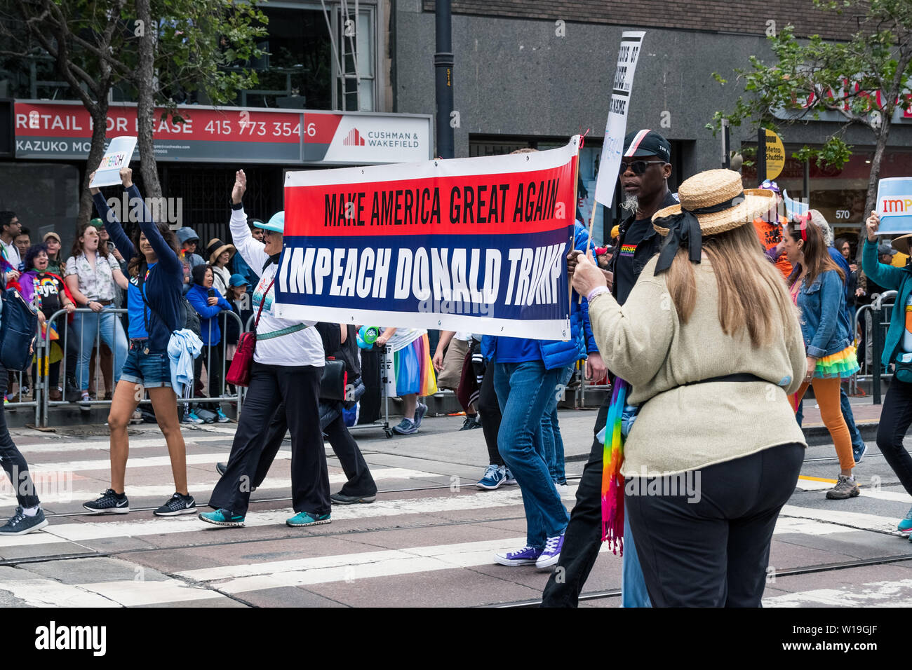 Le 30 juin 2019 San Francisco / CA / USA - Les participants à la 2019 San Francisco Pride Parade portant un panneau avec un message politique affirmant s'Ame Banque D'Images