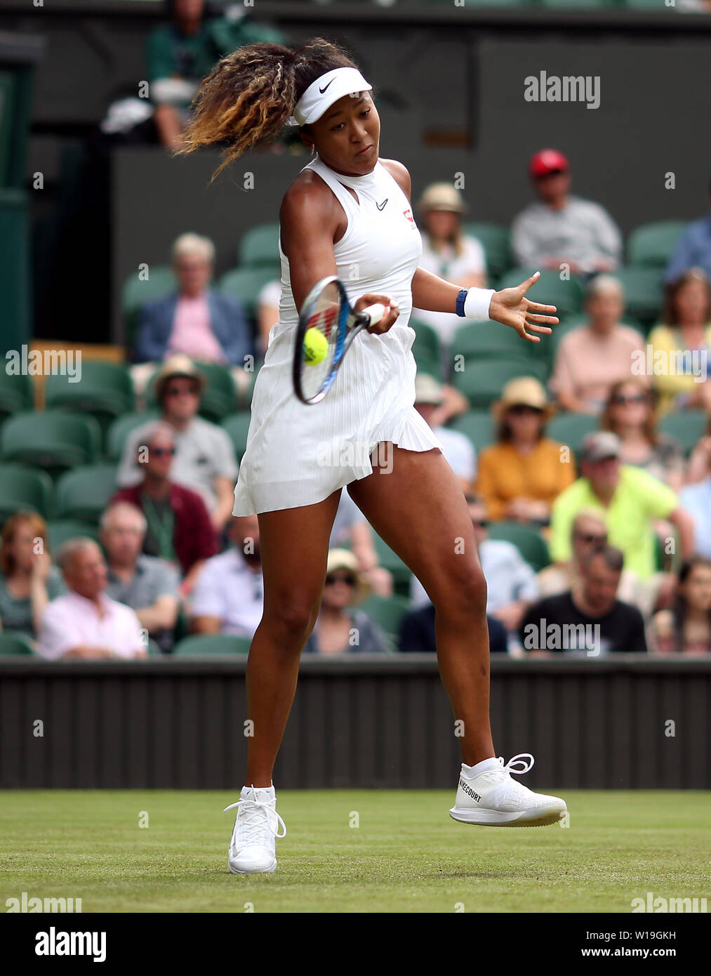 Naomi Osaka en action lors de la première journée de la Wimbledon à l'All England Lawn Tennis et croquet Club, Wimbledon. Banque D'Images