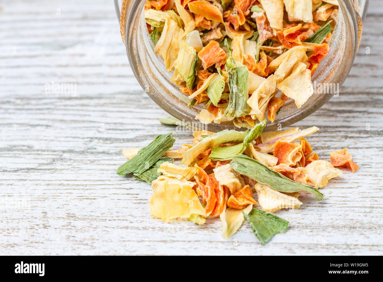 Légumes lyophilisés. D'épices Légumes secs saupoudré sur une table en bois haut. Fond de bois avec des épices et de l'espace libre pour des inscriptions. Banque D'Images