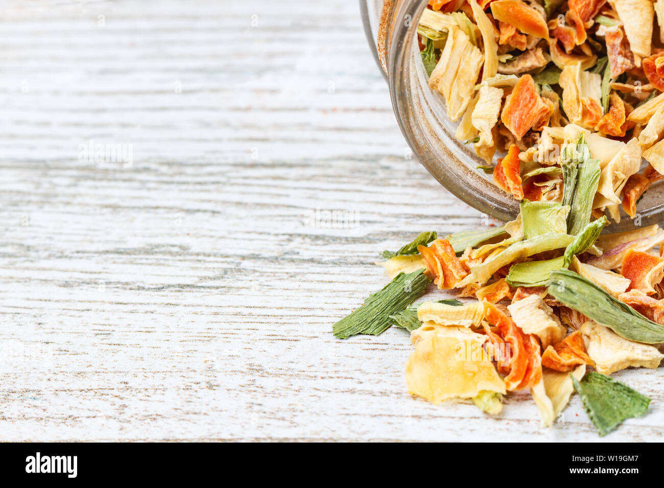 D'épices Légumes secs saupoudré sur une table en bois haut. Des légumes et de l'espace libre. Fond de bois avec des épices. Banque D'Images