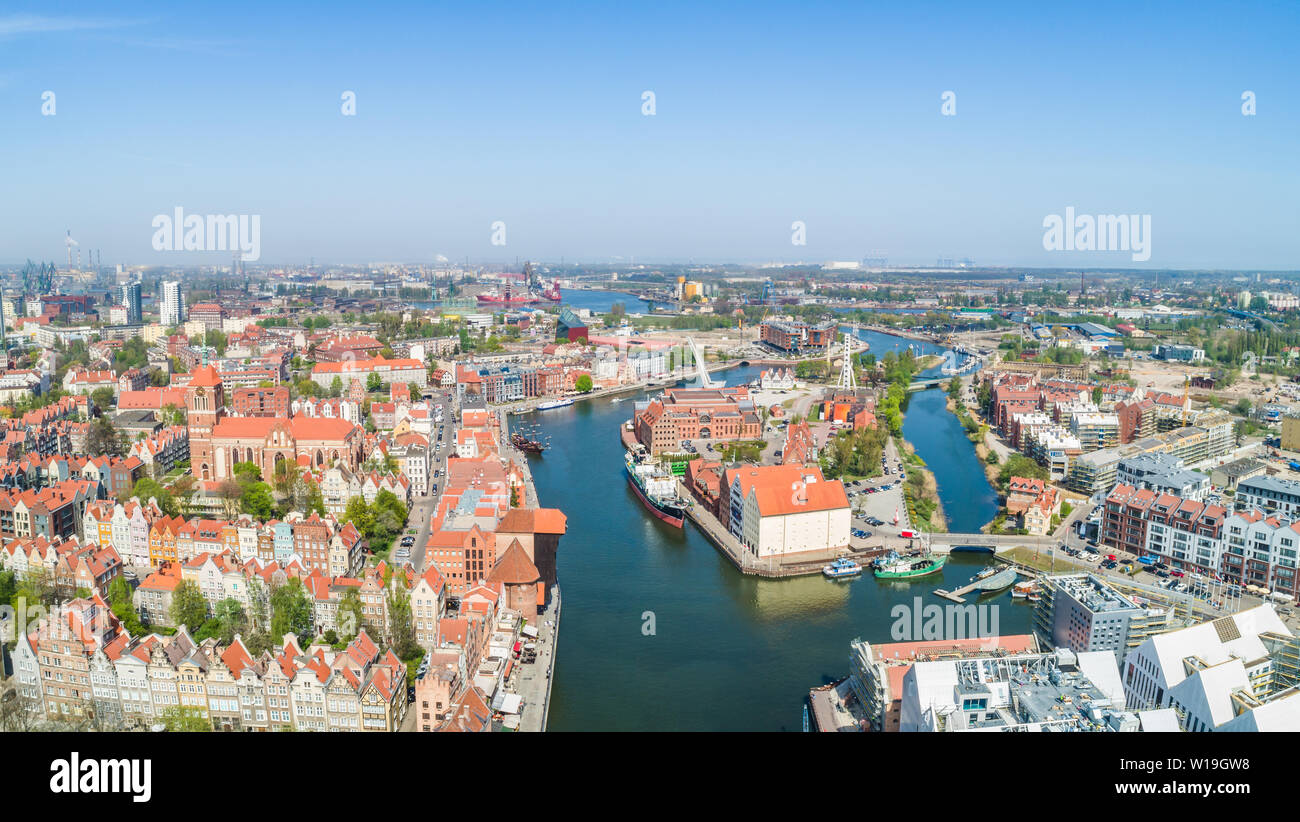 Une partie touristique de la Ville de Gdańsk avec la rivière Motlawa et Ołowianka visible de la rivière. Panorama de Gdansk à partir d'une vue à vol d'oiseau. Banque D'Images