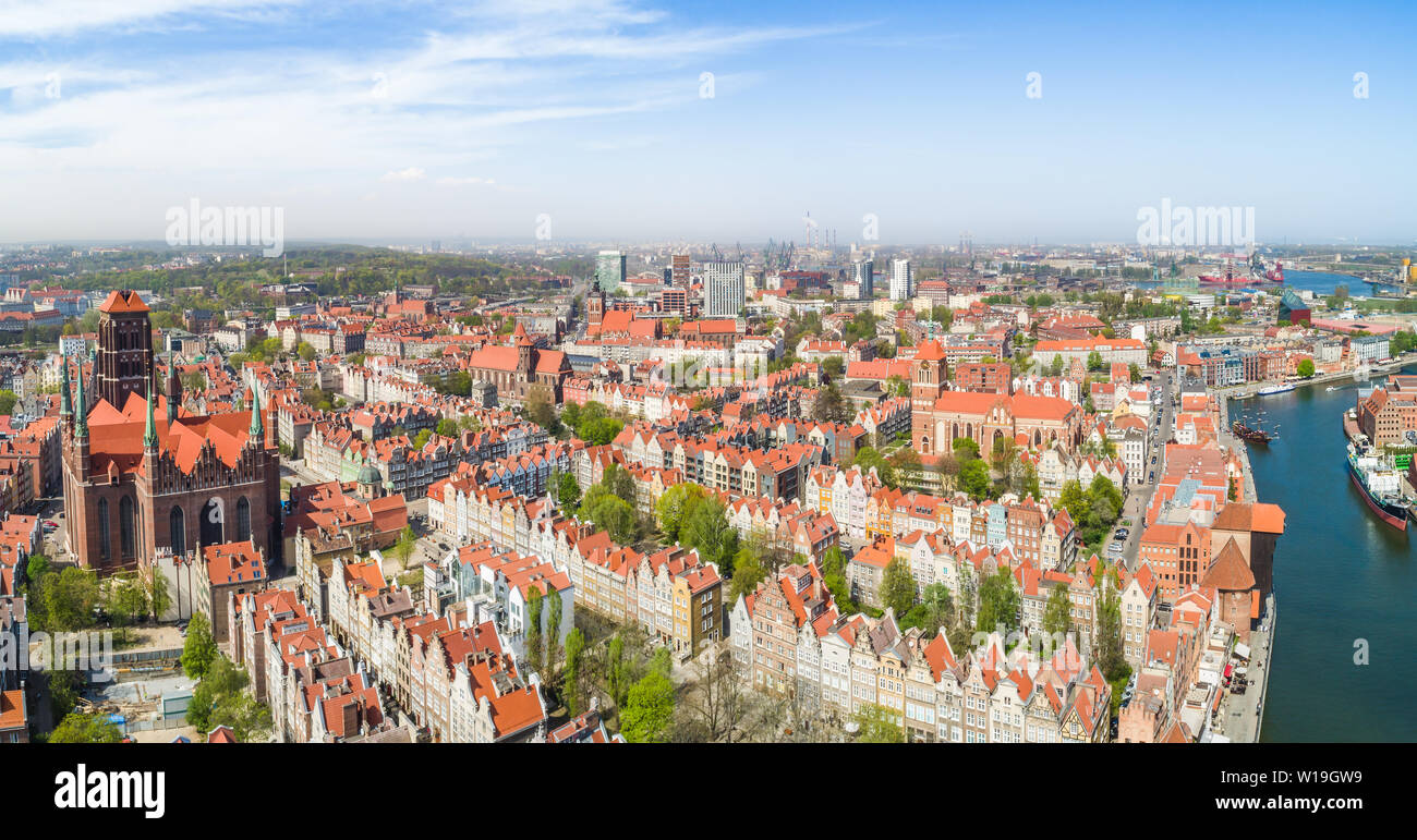 Gdańsk - un panorama de la vieille ville d'un point de vue à vol d'oiseau avec le visible la basilique Sainte-Marie. Banque D'Images
