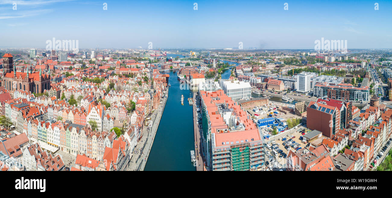 Gdańsk - une vue d'ensemble de la ville. La rivière Motlawa circulant dans la vieille ville. Une partie touristique de la ville de Gdansk vu de l'air. Banque D'Images