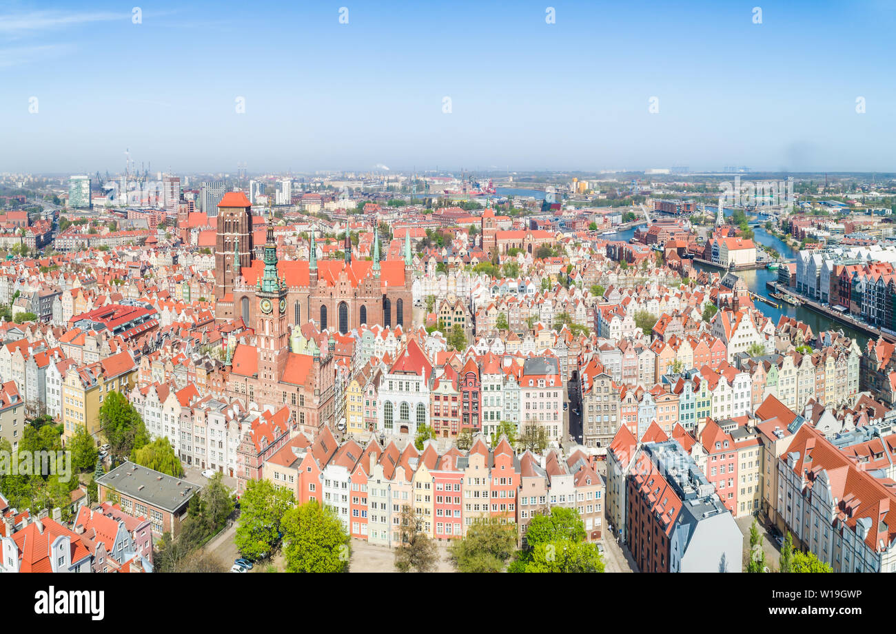 Paysage touristique de la ville de Gdansk. Panorama de la ville à partir d'une vue à vol d'oiseau. Une partie touristique de la ville de Gdansk vu de l'air. Banque D'Images