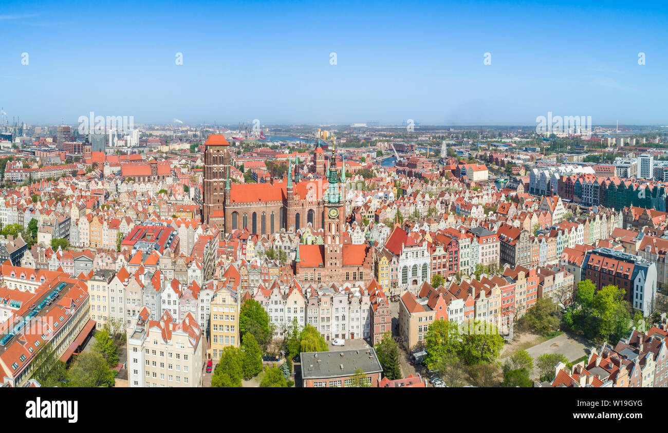 Un panorama de la vieille ville de Gdansk avec la basilique Sainte-Marie. Paysage de l'antenne. Attractions touristiques et monuments historiques de la vieille ville. Banque D'Images