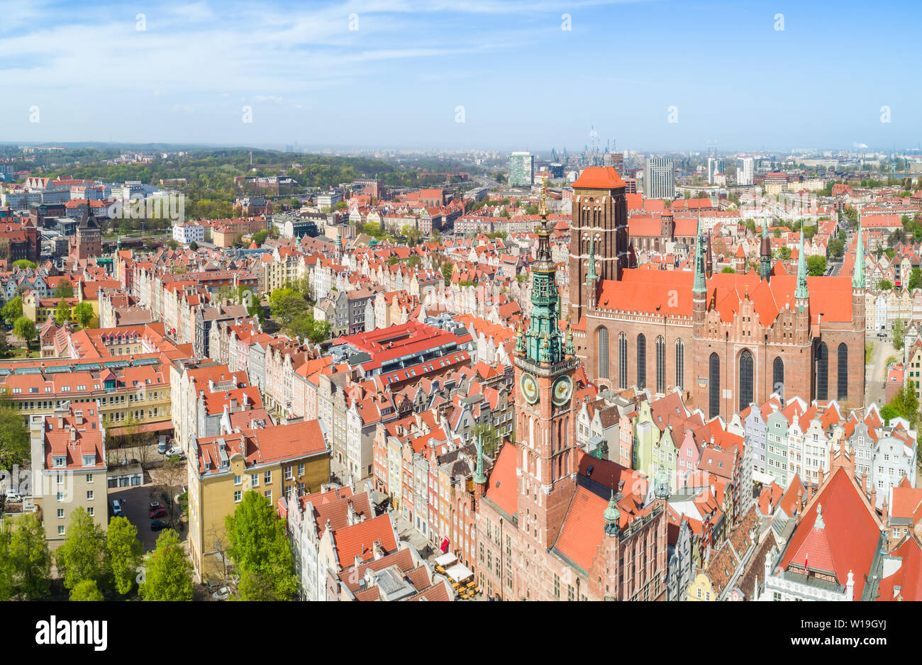 La vieille ville de Gdansk avec la tour du musée et basilique Sainte-Marie vu de la vue à vol d'oiseau. Banque D'Images