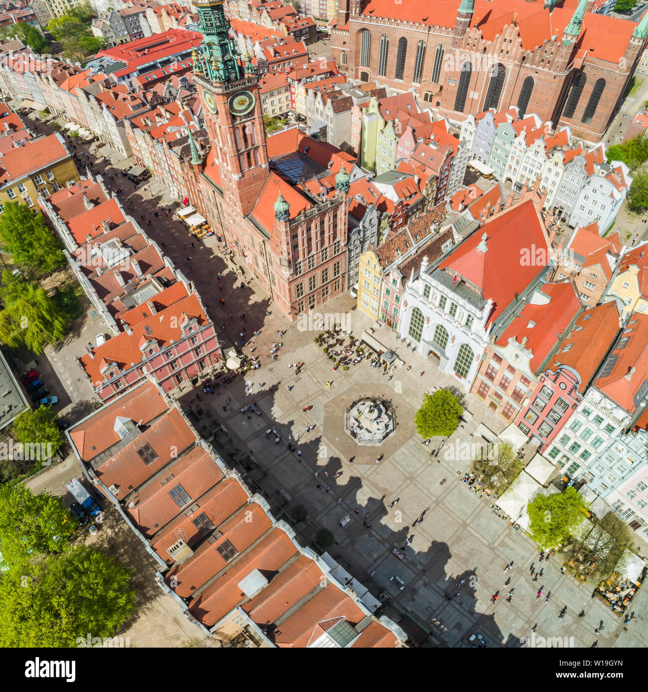 Marché longtemps à Gdansk avec la fontaine de Neptune vue à vol d'oiseau. La partie touristique de la ville. Banque D'Images