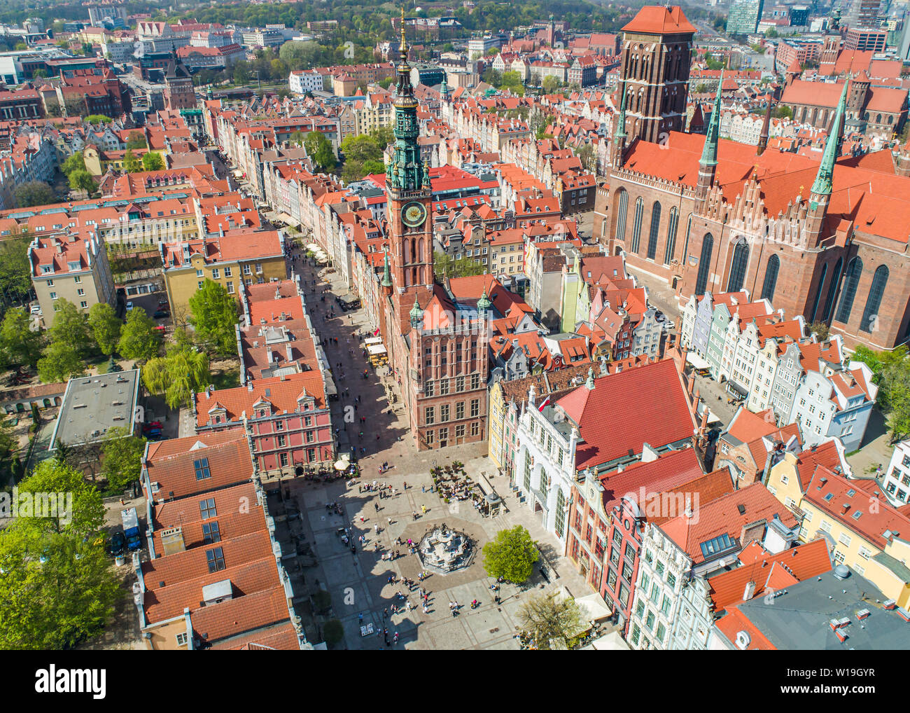 Gdańsk - une vue d'ensemble de la rue Długi Targ, la fontaine de Neptune et de la tour du musée. Attractions touristiques et monuments historiques de la vieille ville. Banque D'Images