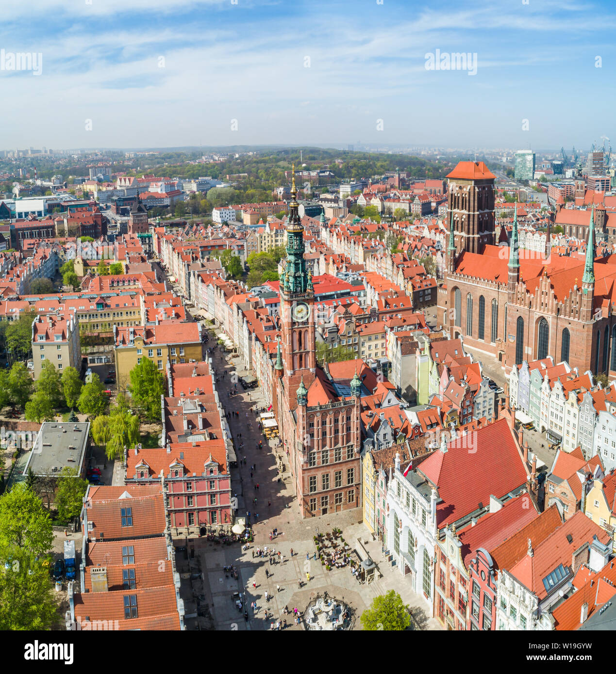 Gdańsk à partir d'une vue à vol d'oiseau - une vue sur la rue Długi Targ de la fontaine de Neptune. Une partie touristique de la ville de Gdansk vu de l'air. Banque D'Images