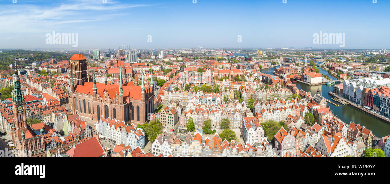 Vue aérienne. Gdańsk - une vieille ville de manière visible dans la Basilique Sainte-Marie, ancien immeuble maisons et l'île Ołowianka. Banque D'Images