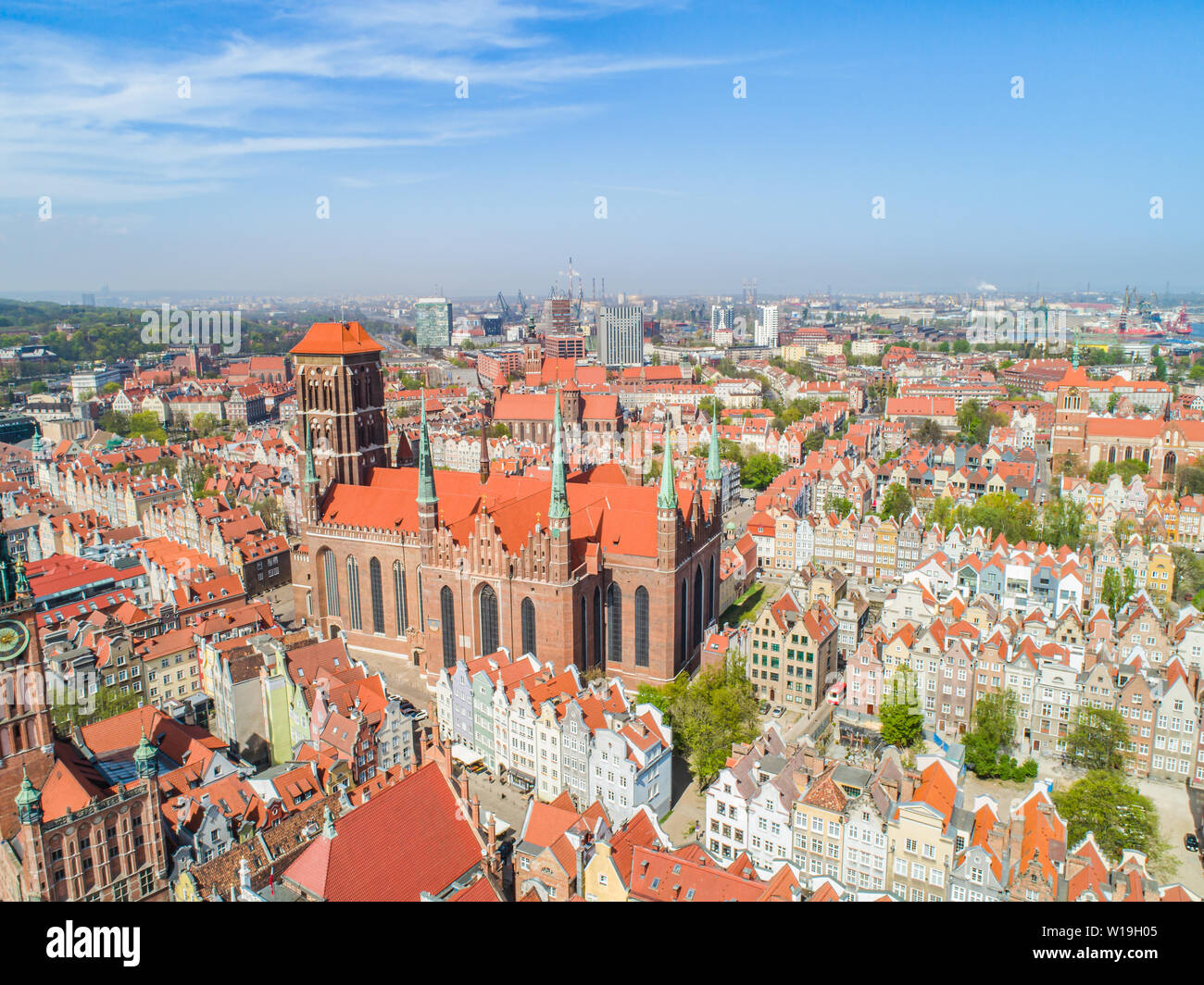 Paysage touristique de la ville de Gdansk. Vieille ville avec une vue d'ensemble de la Basilique Sainte-Marie et historique tenement houses. Banque D'Images