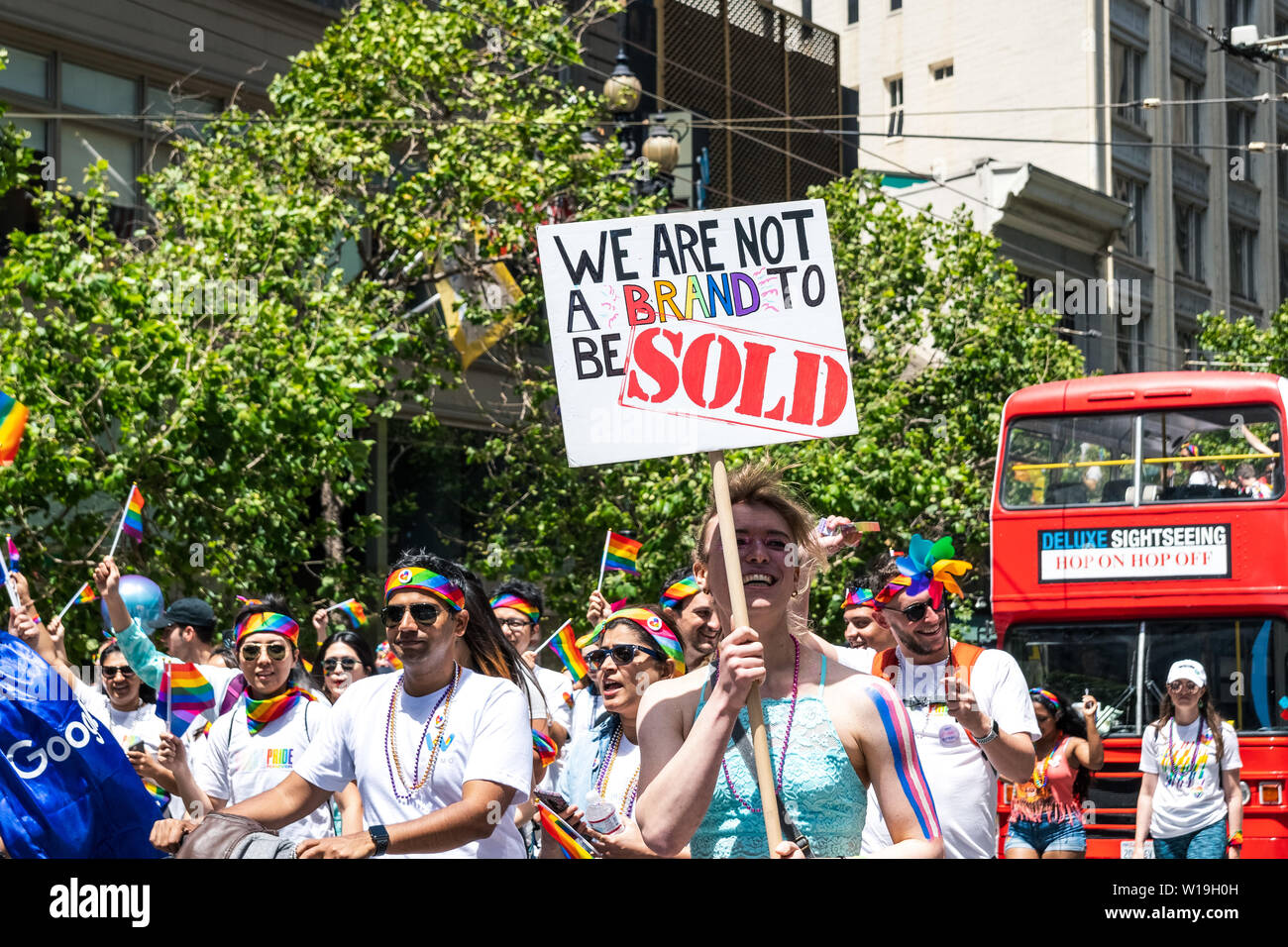 Le 30 juin 2019 San Francisco / CA / USA - Google employés participant à la 2019 San Francisco Pride Parade ; participant portant la mention ' Banque D'Images
